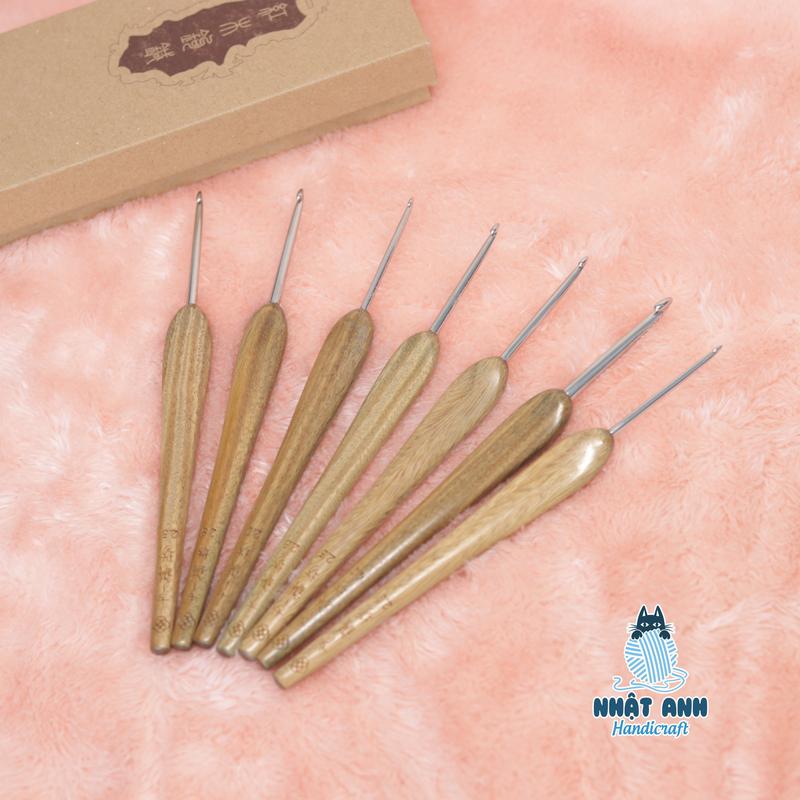 HÀNG SẴN KÈM HỘP Kim móc Thất Châm Phường gỗ đàn hương xanh