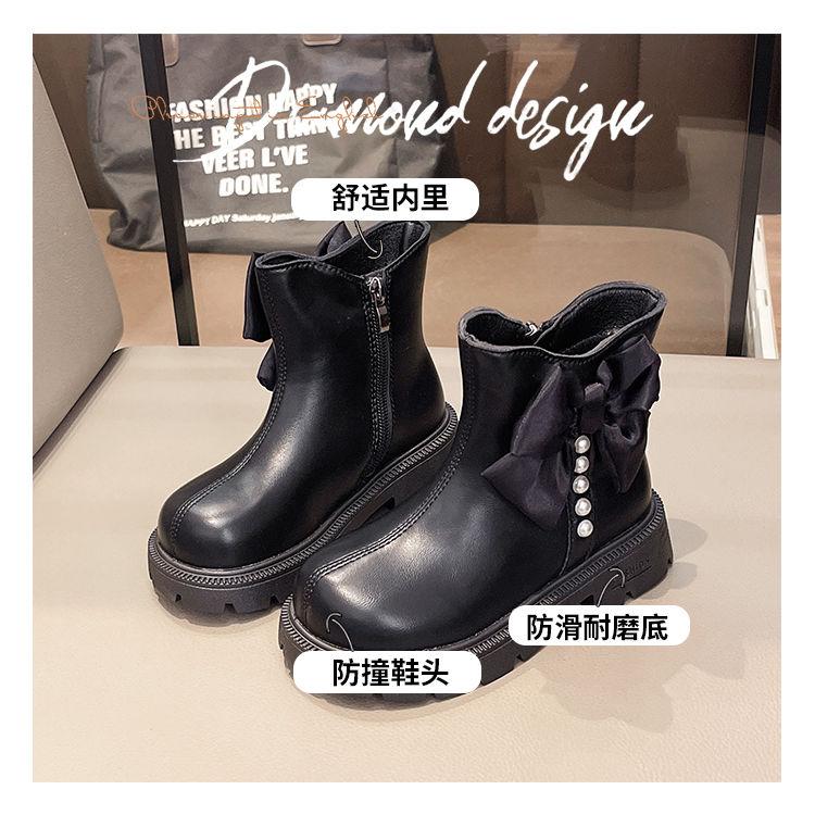 Product Introduction of รองเท้าบูทมาร์ติน สำหรับเด็กผู้หญิง คอลเลคชั่นฤดูใบไม้ร่วงและฤดูหนาวปี 2024 รองเท้าบูทสั้นใหม่ แฟชั่น มีโบว์ รองเท้าเด็กผู้หญิงทำจากหนัง สไตล์เจ้าหญิง รองเท้าบูทกลางน่อง ซับในผ้าฟลีซ 4