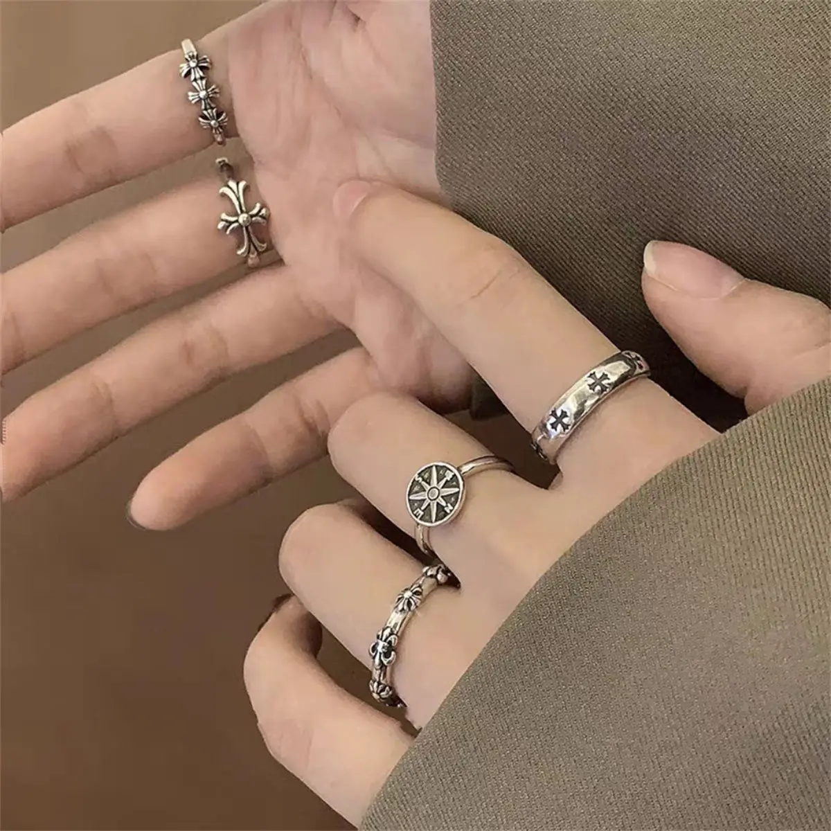 Nhẫn Bạc Cổ Trang, Phong Cách Cổ Điển Tối Màu, Cá Tính Độc Đáo Làm Cũ, Thiết Kế Ngôi Sao Năm Cánh Rỗng Thích Hợp Cho Nữ, Nhẫn Mở Có Thể Điều Chỉnh nhẫn  cưới  pnj 2025