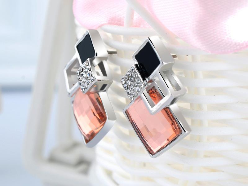 Product Introduction of Fashion Temperament Jewelry Set for Women, Classic European and American Geometric Square Crystal Acrylic 1
