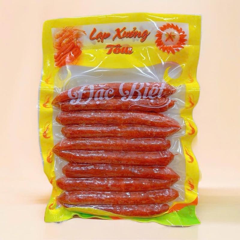  1kg Lạp Xưởng Tôm Sóc Trăng - ĐẶC BIỆT loại  1  Thành phần  : 80% thịt heo  mỡ heo và các  loại  gia vị  20% thịt  tôm tươi  Sấy Khô   nạc  nhiều ít  mỡ    1kg 2 túi    Chân gà rút changa 