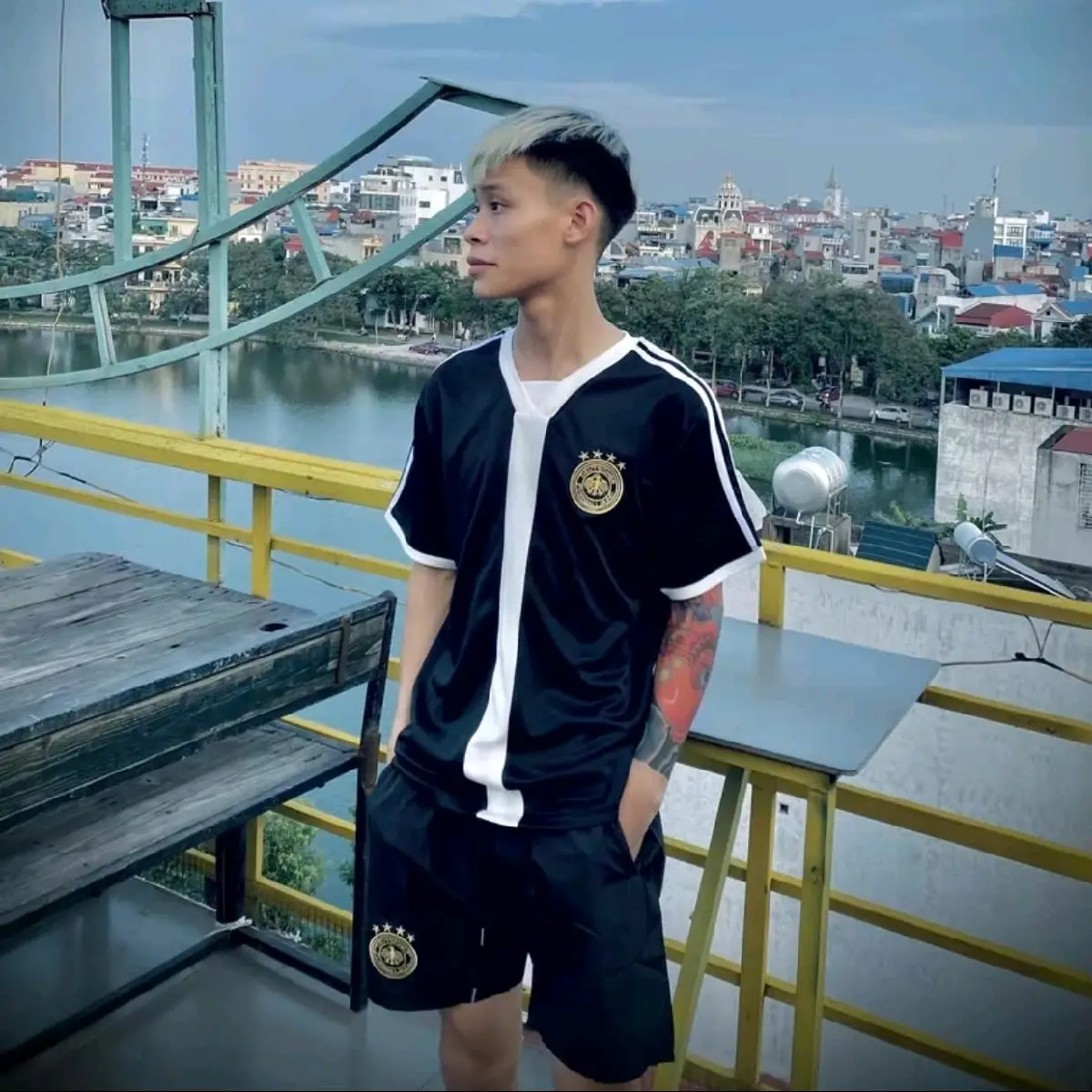 Bộ Quần Áo Đức Cộc Tay Họa Tiết Logo Thêu, Chất Vải Mềm Mịn Thoáng Mát + Quần Short Gió Menswear Nam Kem