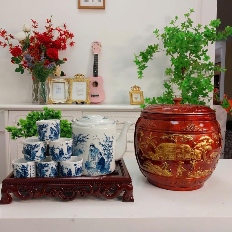 Combo Giỏ Ủ Trà Vẽ Vàng CẢNH ĐỒNG Quê - Ấm Bát Tràng 1.5L, 6 Ly sứ, 1 Khay Trà Nhựa