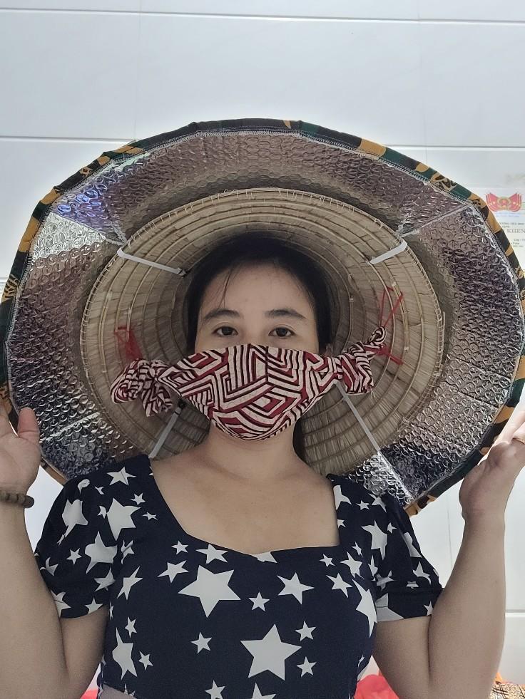 Product Introduction of combo 3 cái tặng hai món quà như hình , 1 đôi gân tay lao động cộng đôi vớ da  ( không kèm nón lá ) Đk 57cm 3 cái  màu rần ri Voi Voi 1
