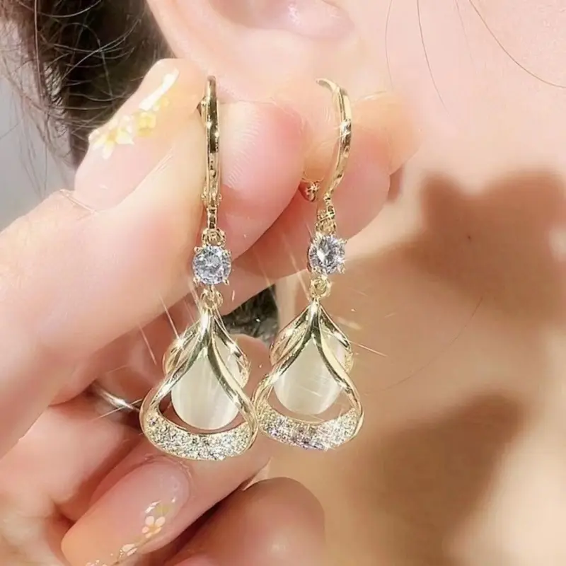 Silver Needle niche light luxury high-end cat's eye zircon geometric water drop earrings female temperament face thin earrings