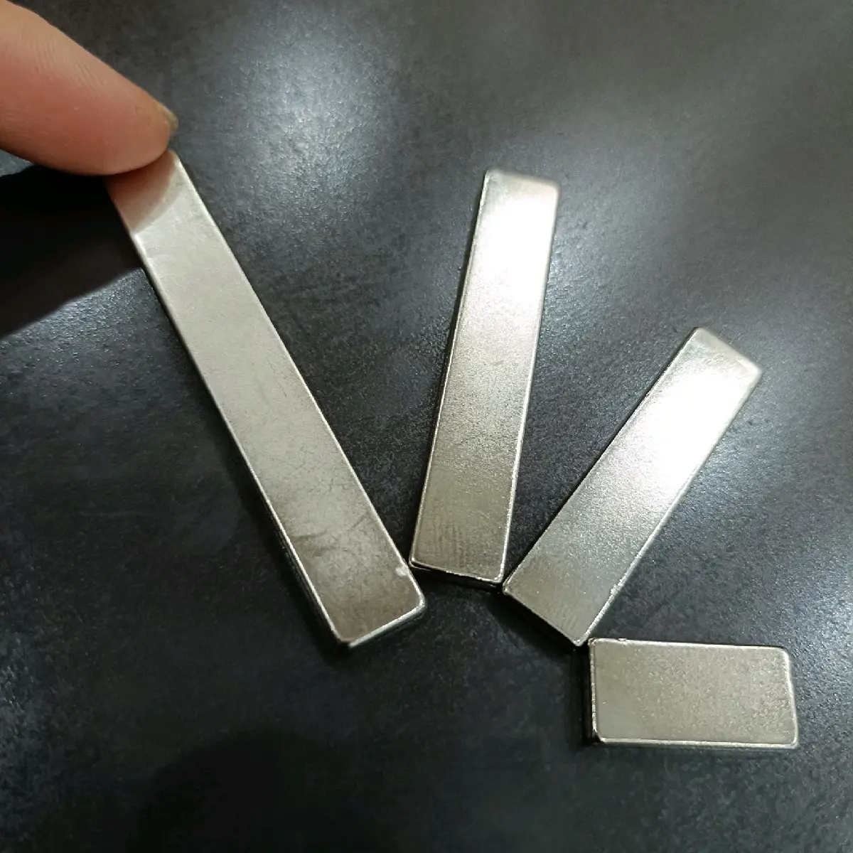 Nam châm độ dày 3ly hình chữ nhật 60x10x3, 50x10x3, 40x10x3, 20x10x3mm dùng hít ốc sửa chữa đinh vít