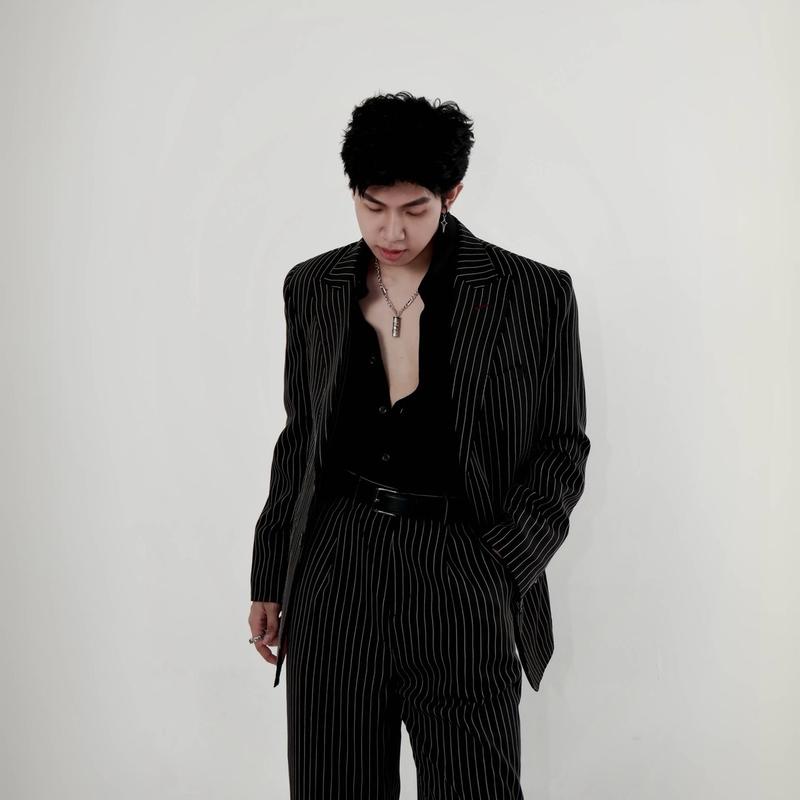Cả bộ Athena striped suit - Bộ suit kẻ 2 mảnh Athena nam nữ vải tuytsi len , cả bộ gồm 1 áo và 1 quần , hoạ tiết kẻ sọc nổi form relax có chiết eo , đệm vai , lót gấm mặc 4 mùa 7