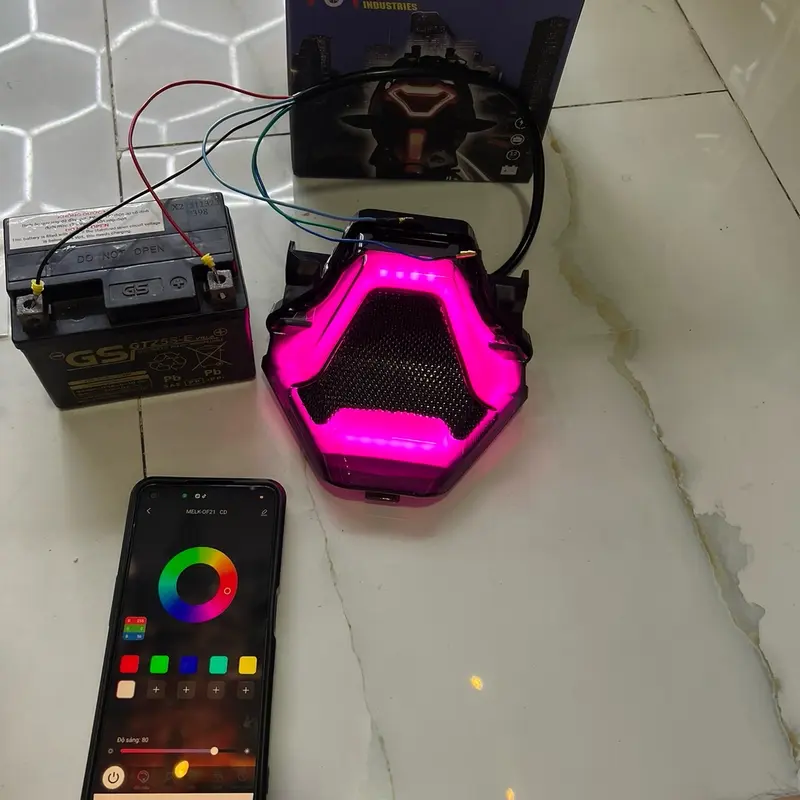 Đèn hậu TST exciter 150 chỉnh nhiều màu viền bằng app điện thoại 2