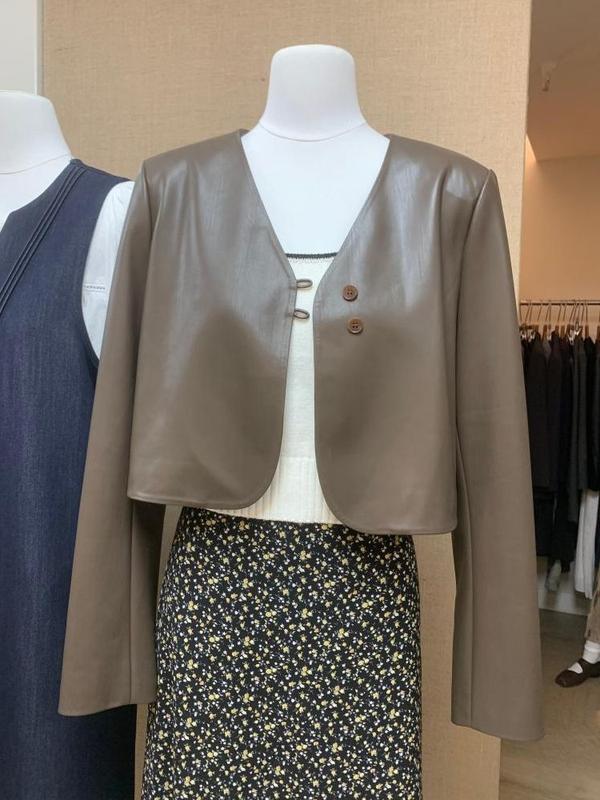 Product Introduction of European Station Short Leather Jacket Female 2023 Spring And Autumn Long Sleeve Single-Breasted V-Neck Slimming Elegance Retro Pu Coat 1[Stock] 9