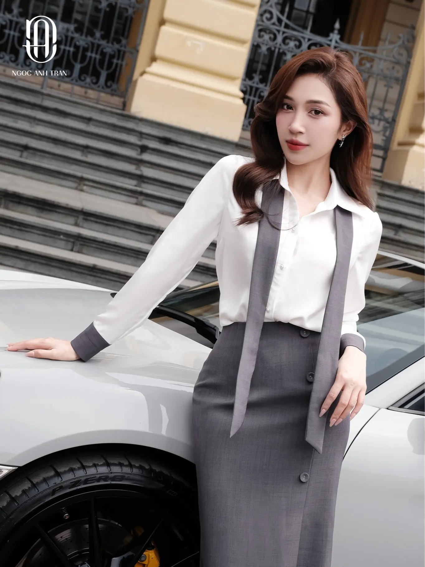 Set bộ thời trang sơ mi trắng cà vạt phối chân váy ghi xám NGOC ANH TRAN