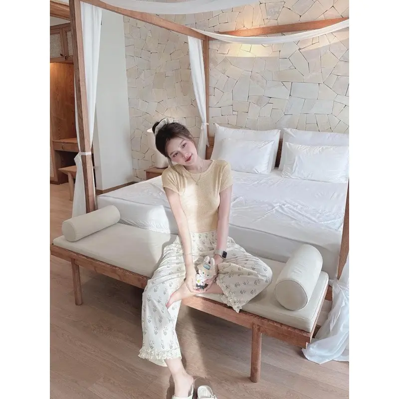 set đồ bộ nữ áo thun len tăm mỏng cổ tròn kết hợp quần hoa nhí ống suông phối gấu Sen Voi
