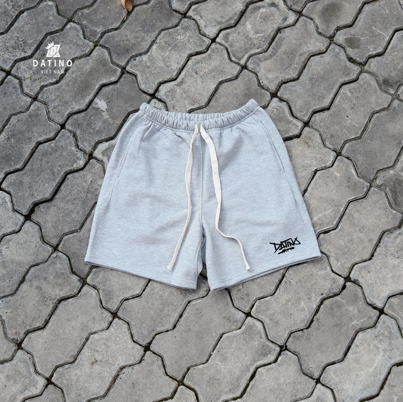 Product Introduction of Quần short nam nữ thun chân cua DATINO Signature cotton da cá chất dày dặn, form rộng mặc trên gối Unisex Menswear 15