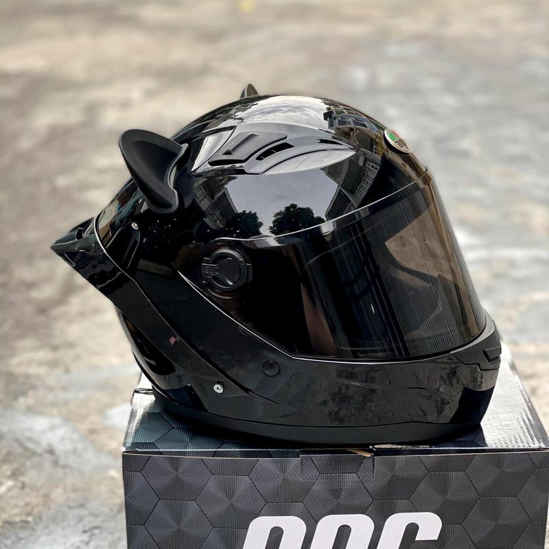 Nón bảo hiểm Fullface AGU màu đen bóng gắn tai, đuôi gió mẫu mới 2025 Helmet