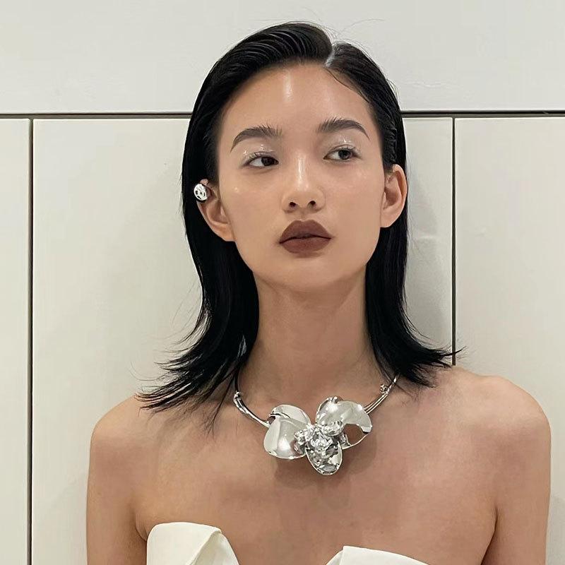 Product Introduction of Exaggerated Three-Dimensional Metal Orchid Choker Necklace Personality Hot Girl Sweet Bitter Cool Heavy Craft Necklace Choker Female Atmosphere Accessories 3