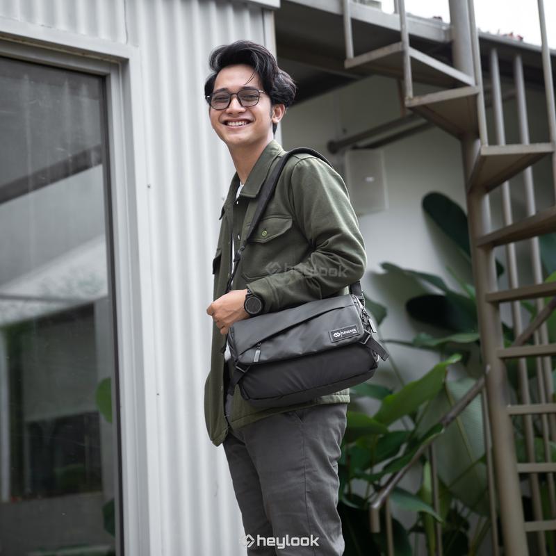 Product Introduction of HEYLOOK Official - Tas Selempang Pria VOLTA Sling Bag Cowok Waist Bag Water Resist Shoulder Bag Tas Slempang Laptop Anti Air Messenger Bag Terbaru Slingbag Waistbag 7