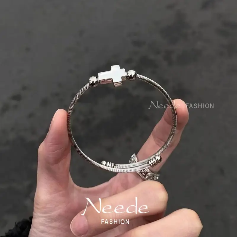 Vòng Tay Đôi, Thiết Kế Chữ Thập Unisex, Chất Liệu Thép Titan Thích Hợp Cho Tình Nhân, Có Thể Điều Chỉnh Độ Mở, Thiết Kế Độc Đáo Bao Gồm Nút Gỗ Tre 4