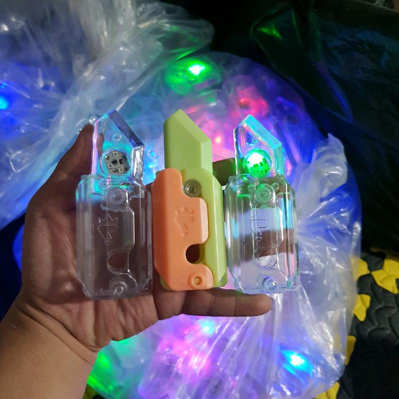 Giá Tốt Dao cà rốt trong suốt đen Led dao dạ quang màu mới đồ chơi in 3D trọng lực Toy daocarot balisong