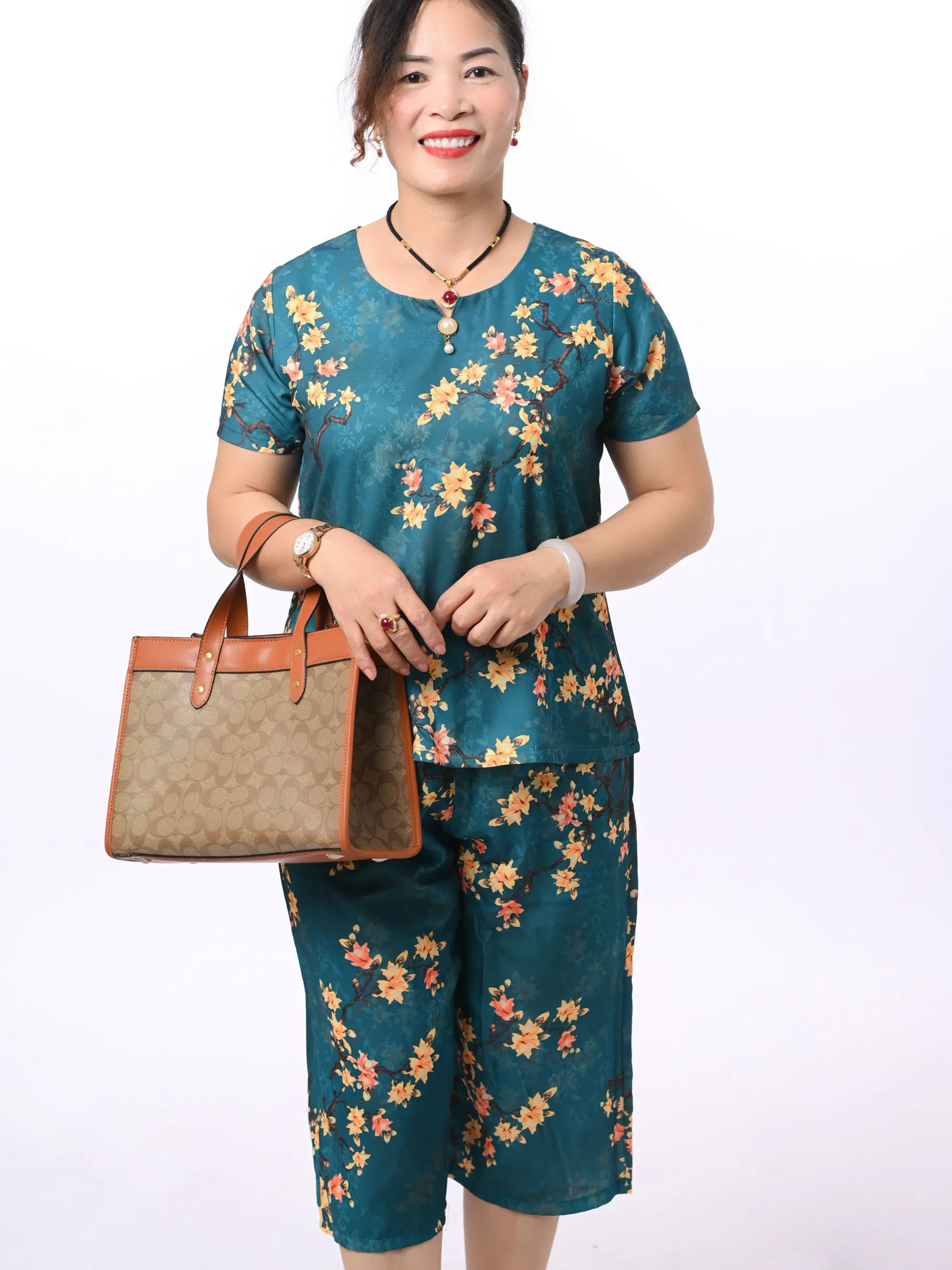 đồ bộ quần lửng trung niên hoàng anh , lụa mịn cao cấp , dành cho bà và mẹ , phụ nữ trung niên , ống voi, tay lỡ có in hoa , big size , form rộng rãi Women Ong Áo Top Shirt đobo tang me