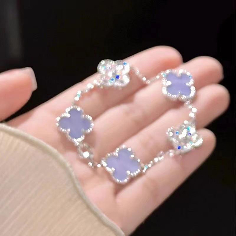 Product Introduction of Super Sparkling Clover Bracelet for Women's Ins, Light Luxury, niche, Personalized, Versatile Handpiece 6
