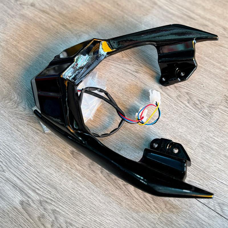 Cảng Lc 135 5 số Led màu đen bóng lắp đặt như zin