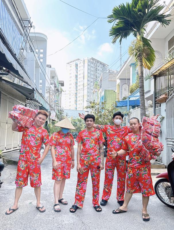 Đồ Bộ Thể Thao Nam Nữ Hoa Con Công Đỏ Kiểu Dài Và Ngắn Đi Chúc Tết Mặc Nhóm - Đồ Bộ Khăn Trải Bàn Thun Sport