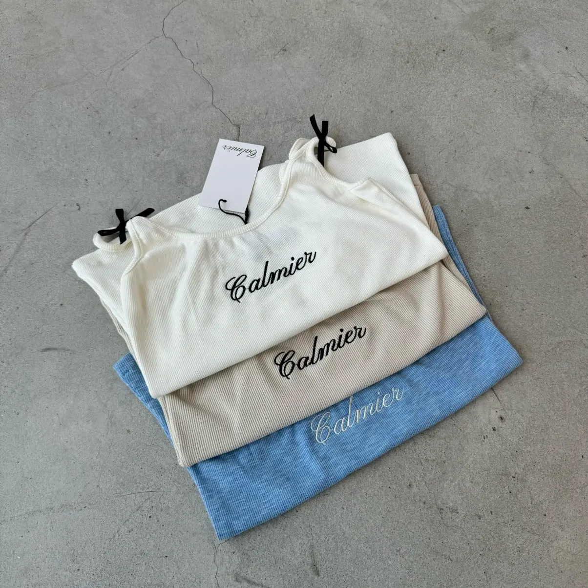 CALMIER Áo Hai Dây Phối Nơ Thêu Chữ Nổi - DOLLING TOP