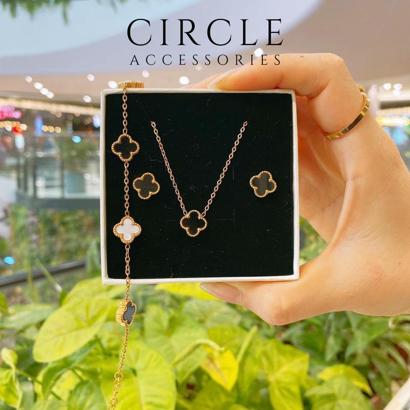 Set cỏ 4 lá mini đen trắng 2 mặt dây chuyền nữ + bông tai + lắc tay cực kỳ xinh xắn, dễ thương chất liệu Titan không gỉ, chống nước mạ vàng 18K siêu sáng, bền màu.