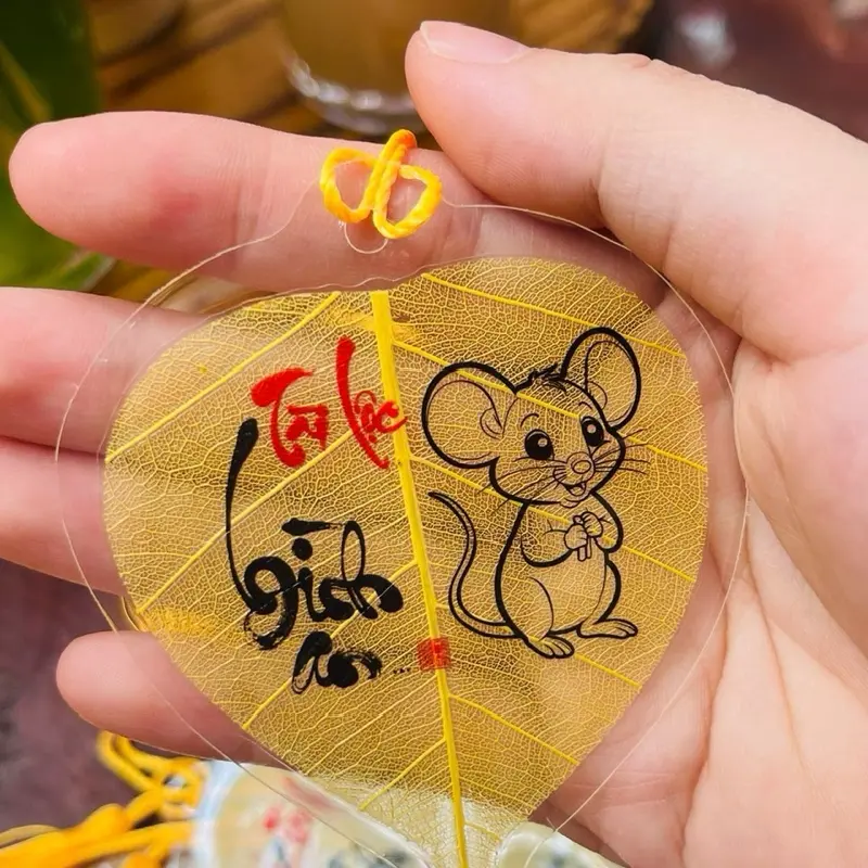 Lá bồ đề 12 con giáp đã xin lộc thỉnh về bỏ ốp điện thoại, ví tiền, treo xe đem lại bình an, may mắn, tài lộc. 2