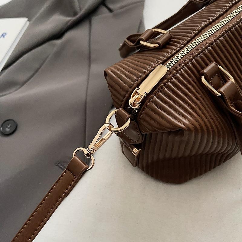 Product Introduction of High-quality Hand-held Bowling Bag Women's Autumn and Winter Simple and Fashionable Shoulder Bag Feeling Messenger Bag Bag 6609-521 6