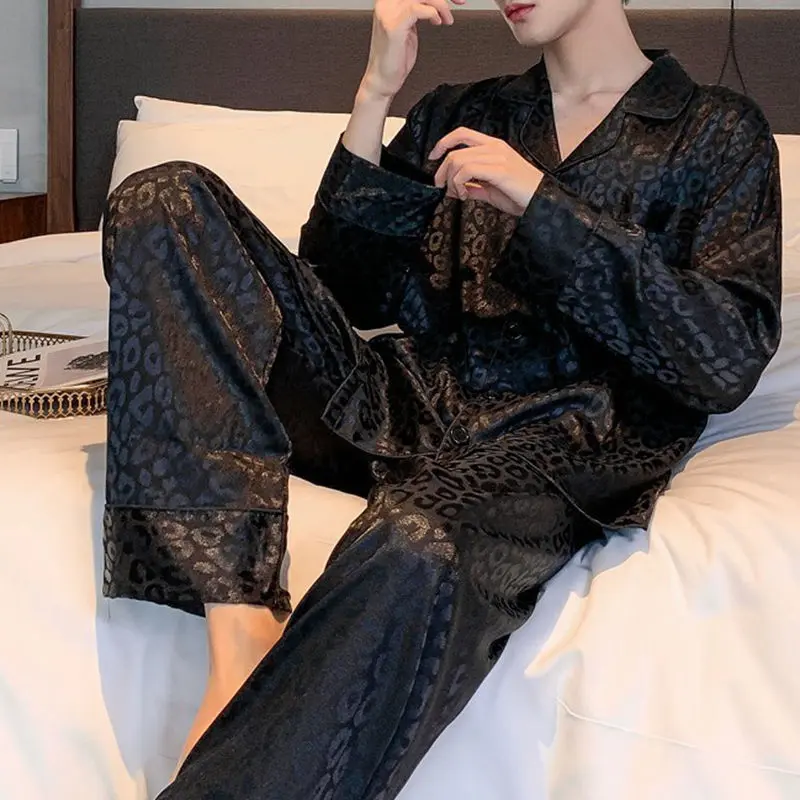 Bộ Đồ Ngủ Dài Tay Cho Nam, Mùa Xuân Và Mùa Thu, Lụa Lạnh Mỏng, Áo Mặc Bên Ngoài Đẹp Trai, Bộ Đồ Mặc Nhà, Ngoại Cỡ, Dáng Rộng Vừa Vặn, Thích Hợp Cho Nam