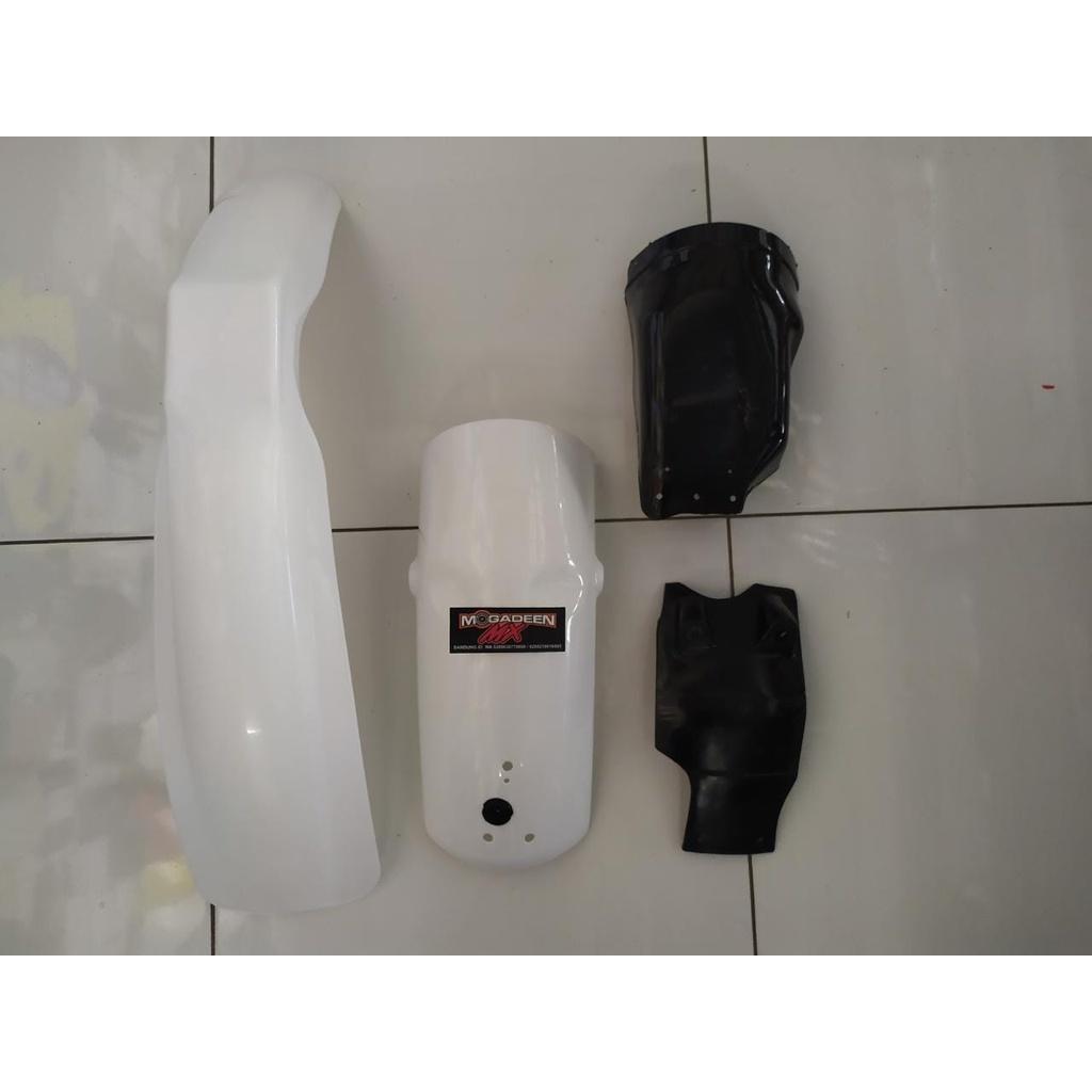 spakbor suzuki TS 125 set *putih