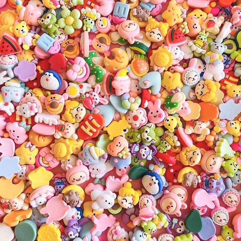 Hình Dán STICKER 3D SET 4 Chiếc Ngẫu Nhiên Đáng Yêu Trang Trí Bình Nước, Điện Thoại( Mẫu Ngẫu Nhiên - Có Kèm KEO DÁN ) 3
