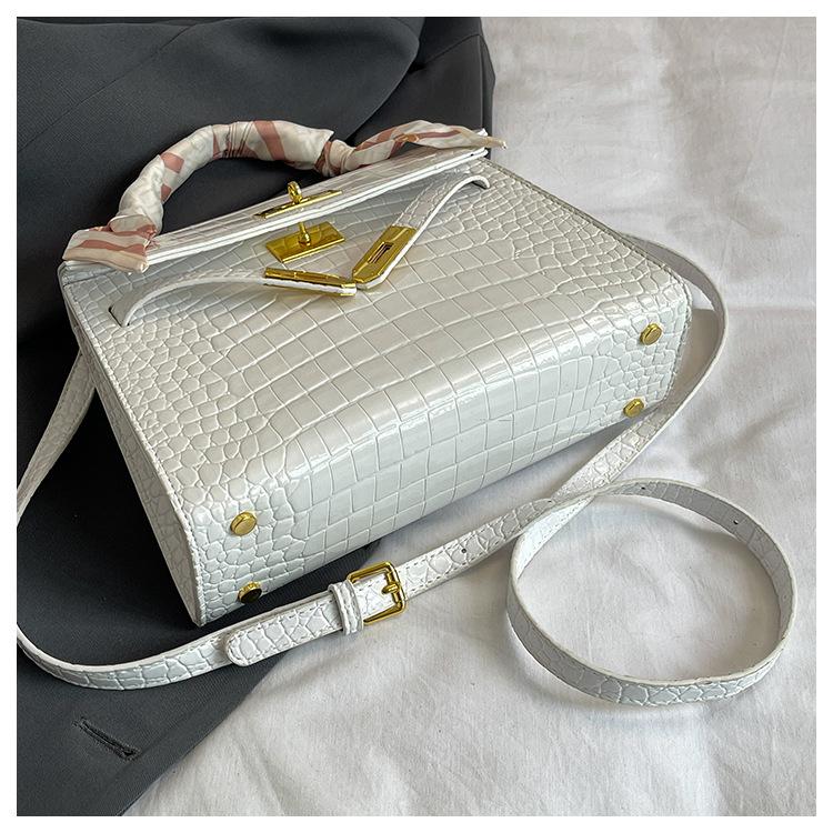 Product Introduction of Cross-Border Texture Kelly Bag 2025 Spring New Handbag Crocodile Pattern Shoulder Bag Retro All-Match Crossbody Women's Bag 6