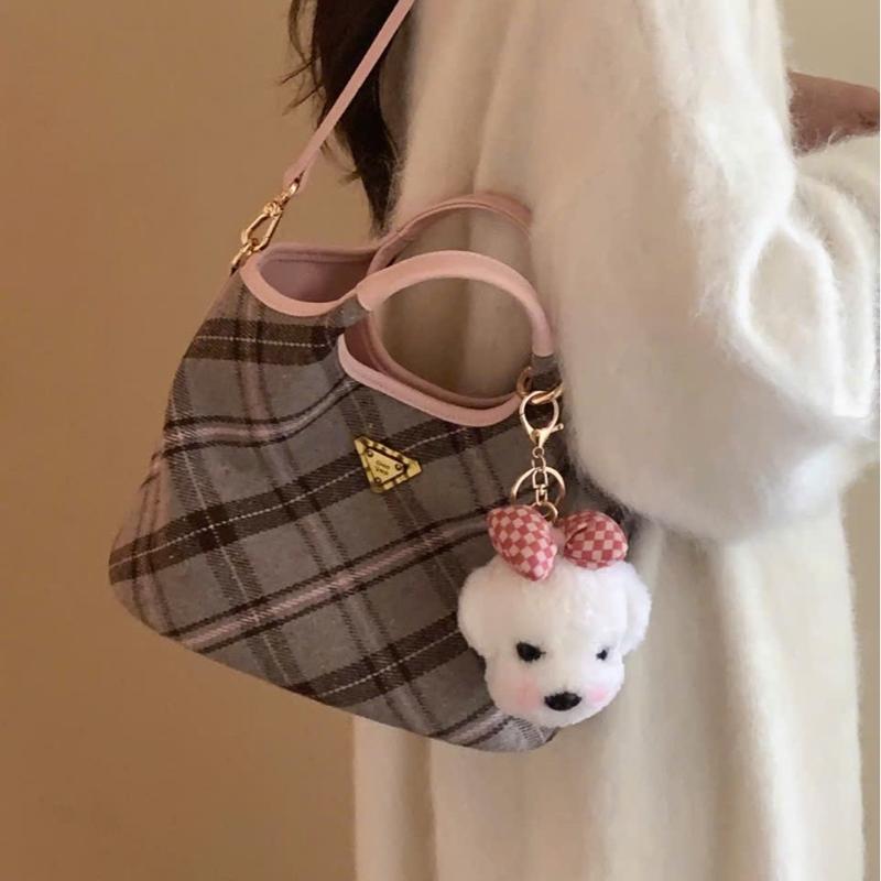 Túi xách nữ thiết kế CHIO dáng giỏ xách kèm charm cún - CD32480 Choous