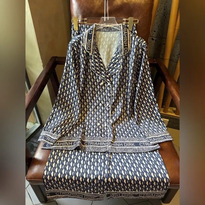 MÀU XANH ĐEN . Đồ Bộ Nữ Pijama Cổ Vest _ Chất Vải Lụa Latin Mềm Mịn . Size 45-68kg . Quần Dài 96cm Có Túi
