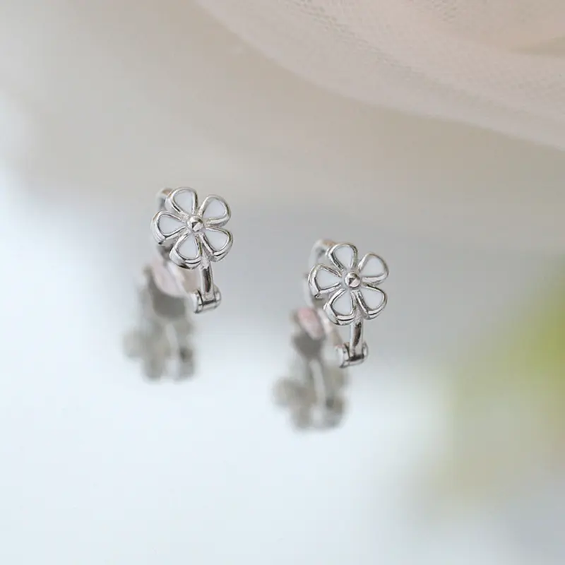 【Sktlz Barang akan dikirim dalam 24 jam】Anting-anting Bunga Daisy Retro Perak S925 Anting-anting Lingkaran Sederhana Desain Ceruk Gesper Telinga 2
