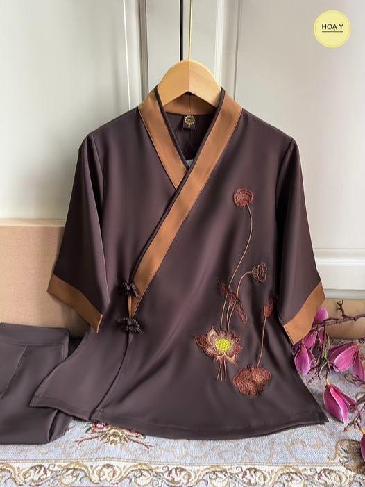 DL25 nâu đậm (Họa Y Pháp Phục) bộ Đồ Lam Đi Chùa, Top Quần Áo Thời Trang Cho Phật Tử Nữ, size S M L XL XXL,chất lụa tuyết, trang phục truyền thống thêu hoa sen đồng nâu hoạ Women Voi thanh Lịch đen đính nơ cúc trung niên