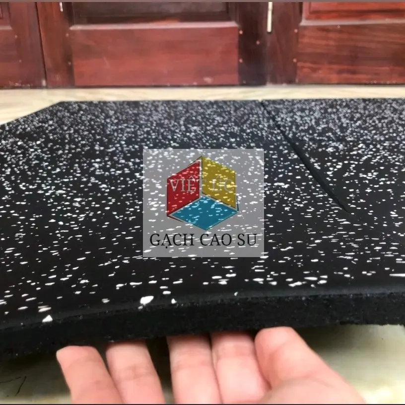 Gạch cao su mặt thảm dày 1,5cm kt 50cm x 50cm