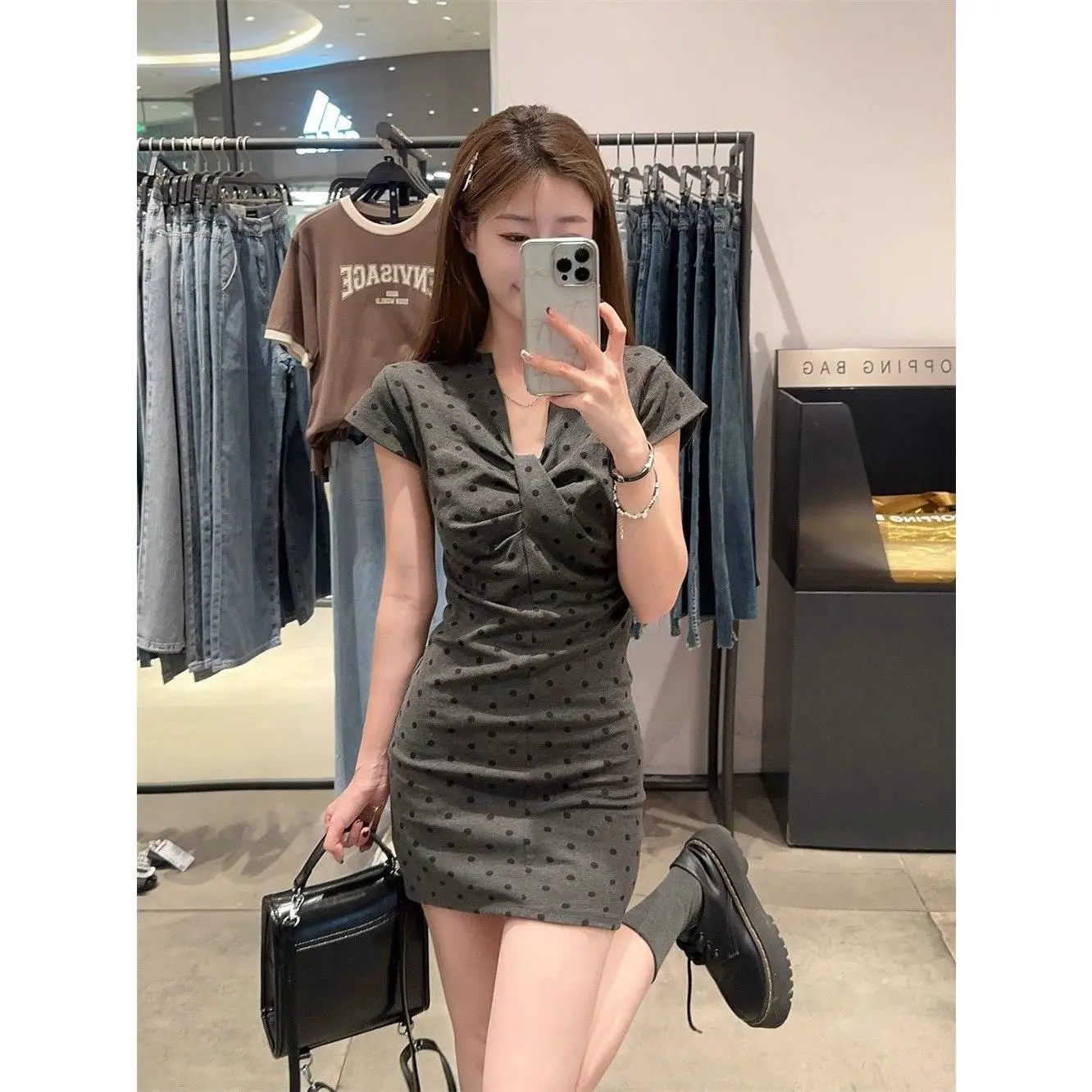 Váy Tay Ngắn Xếp Ly Chấm Bi Cổ Điển Váy Bodycon Bó Sát Eo Mùa Hè Cho Nữ, Màu Xám, Cổ Chữ V, Váy Ôm Sát, Bộ Sưu Tập Mọi Người, 2158 Women Dress