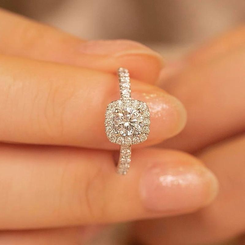 Product Introduction of Fashion Square Moissanite Diamond Ring Female 50 Points 1 Karat Light Luxury Couple Luxury Wedding Ring Square Proposal Wedding Ring 4