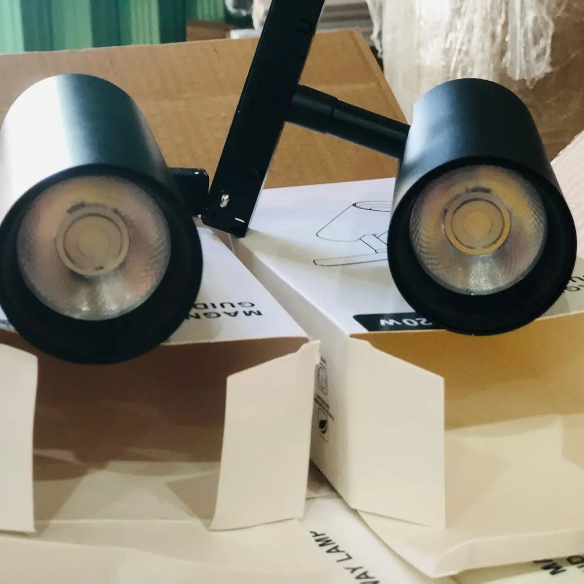 Đèn rọi ray nam châm 20w ánh sáng trắng- vàng- trung tính sẵn Đà Nẵng