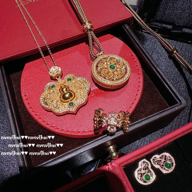 Product Introduction of Ancient gold chiseled carved window compass necklace, new Chinese style plated 18K goldFilial diamond pestle zircon ring 6