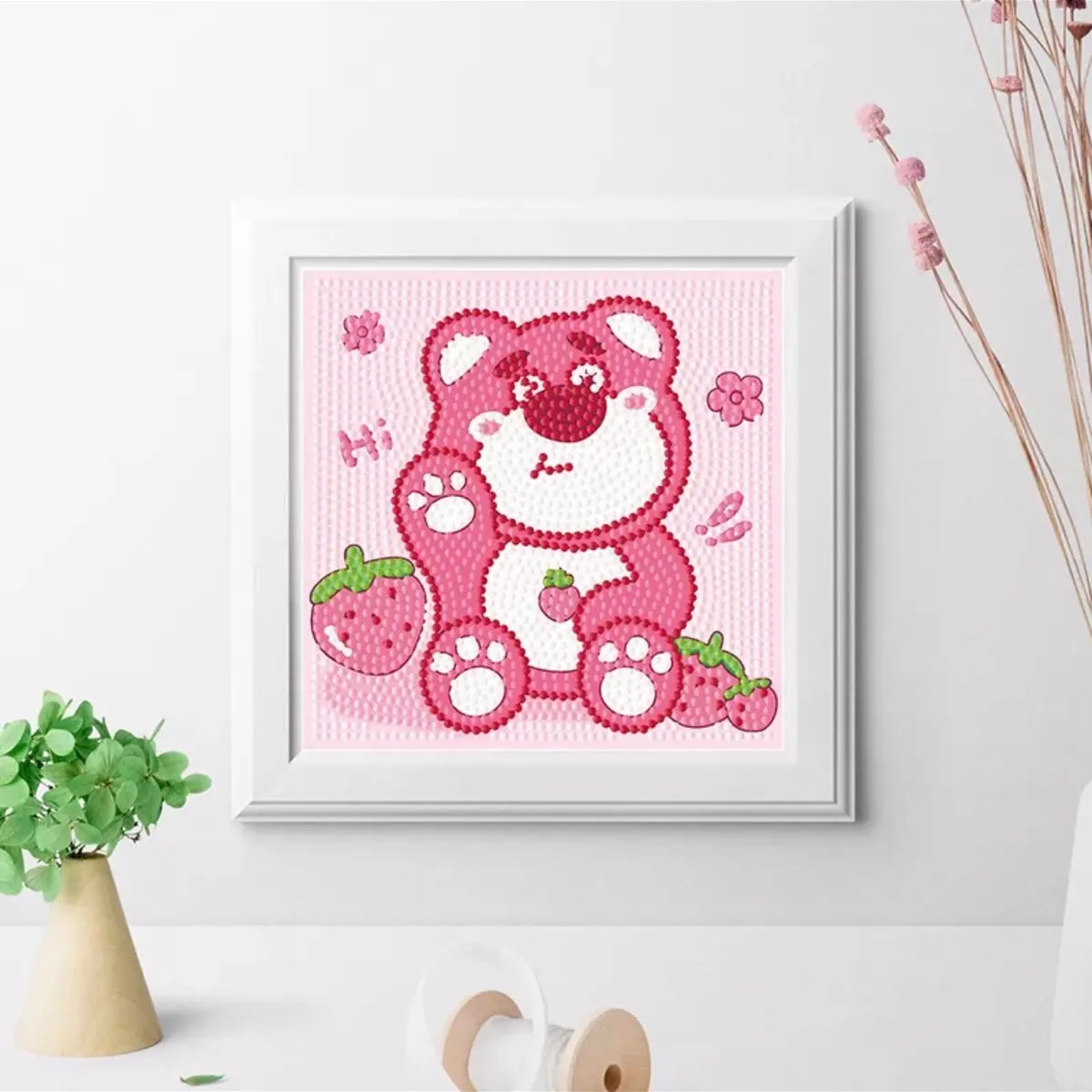 Tranh đính đá mini gấu dâu có khung kt 18x18cm( khách mua về tự đính )