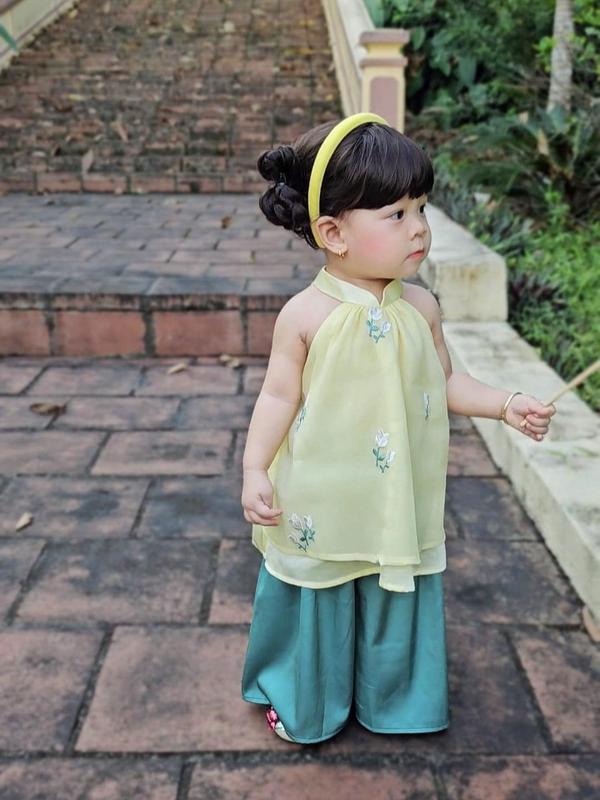 Set yếm mẹ con vàng lông gà thêu nhẹ nhàng xinh xỉu 7