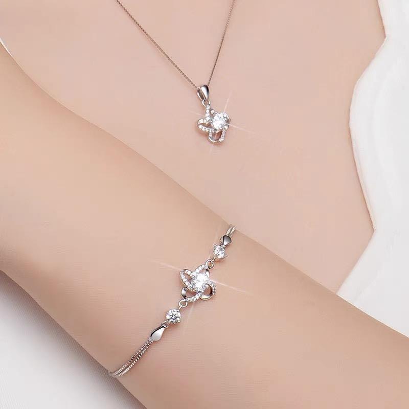 Lắc tay cỏ bốn lá có đính đá thiết kế trẻ chung , nhẹ nhàng dành cho nữ