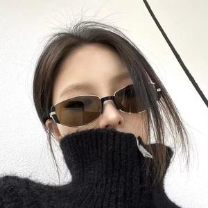 แว่นกันแดดทรงแคทอาย กรอบเล็ก มีสไตล์ สไตล์ INS ที่เป็นผู้หญิง เข้าชุดกัน แว่นกันแดดอินเทรนด์สำหรับผู้ชาย ให้การป้องกันดวงตาที่ดีที่สุด เหมาะสำหรับกิจกรรมกลางแจ้ง