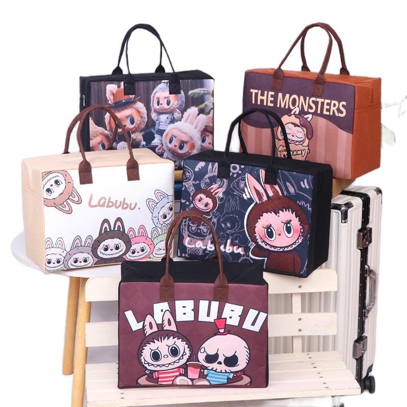 Túi du lịch họa tiết hình labubu dung tích lớn ,chất Liệu được làm từ nỉ thuận tiện mang đi