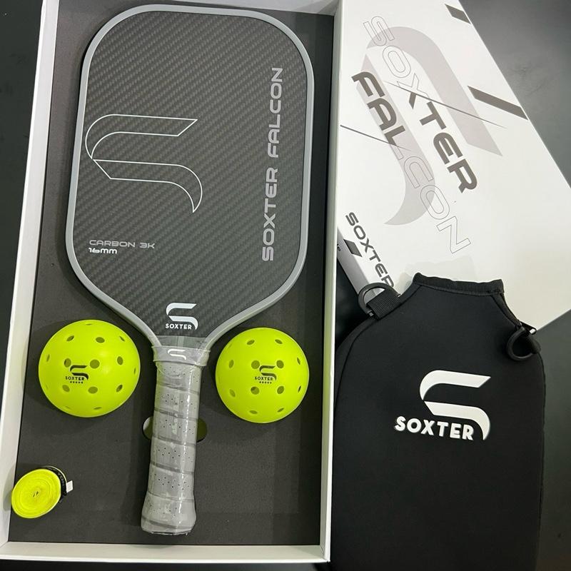 Vợt Pickleball Soxter Falcon Carbon Fiber 3K Siêu bền, nhẹ, chịu lực tốt, phù hợp mọi cấp độ chơi.( phụ kiện 01 hộp 02 bóng thi đấu 01 bọc vợt 01 quấn cán ) bảo hành 3 tháng