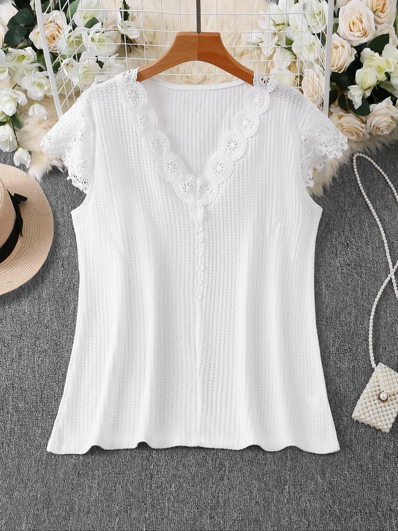 【Plus Size】 Solid Contrast Lace Cap Sleeve Tee, Elegant V Neck T-shirt for Summer, Women's Plus Clothing for Daily Wear