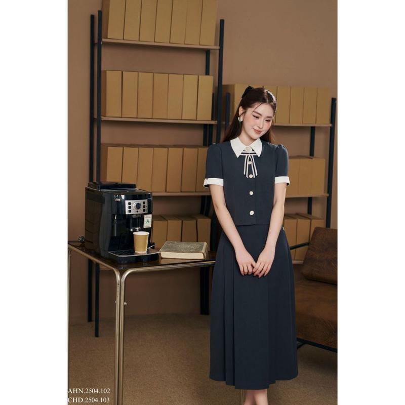  TIINSTORE Áo kiểu nữ thiết kế cổ đức đính nơ thanh lịch phối Chân váy xoè ly dáng dài công sở AHN.2504.102 CHD.2504.103 